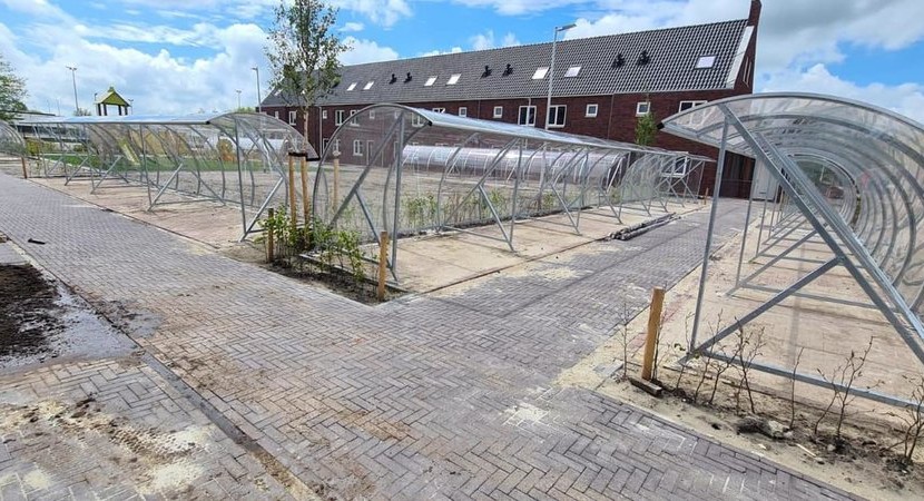 Fietsoverkapping plaatsen: vergunning nodig of niet? 4 Fietsoverkappingen boogmodel BF1000 gemonteerd door SKWshop bij COA